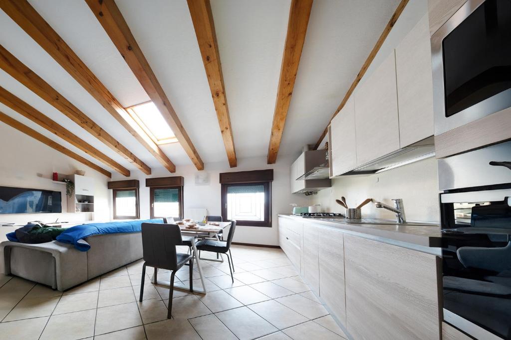 een keuken en een woonkamer met een bank en een tafel bij Le Dolci Mura Montagnana in Montagnana