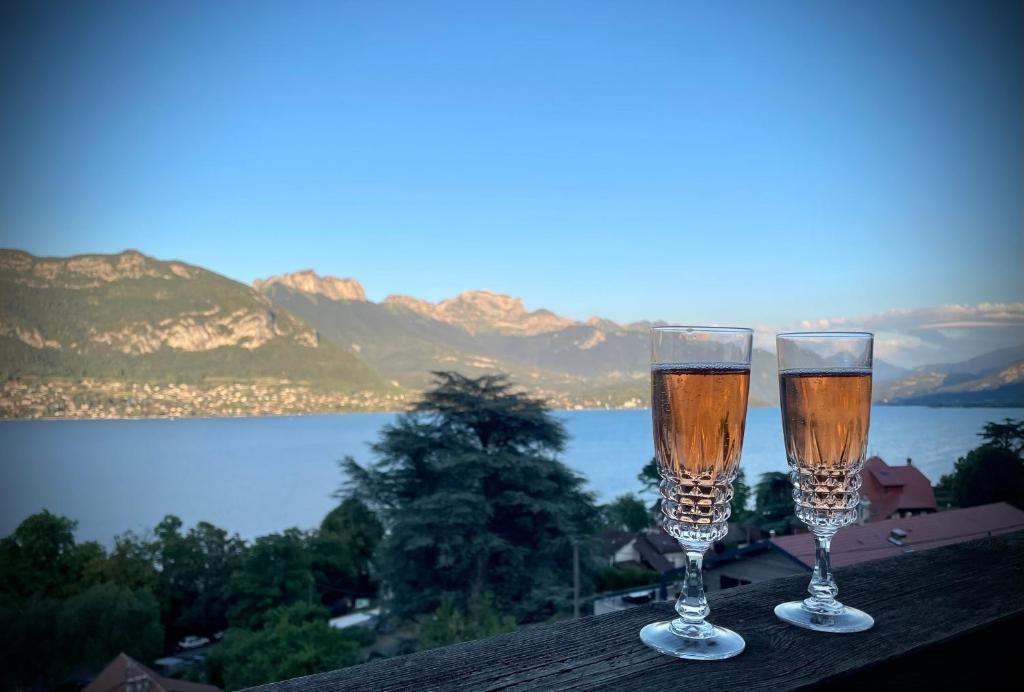 dos copas de champán sentadas en la azotea en Charmant T3- Vue Panoramique, en Sévrier