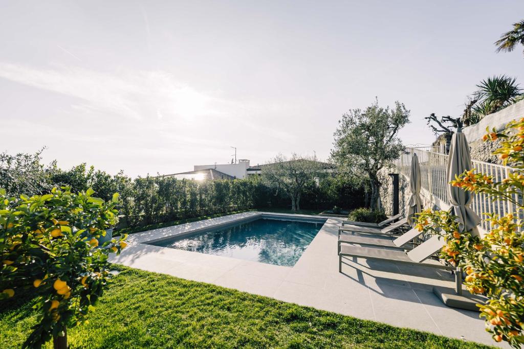 a swimming pool in the yard of a house at Cavalino Boutiquehouse in Cavaion Veronese