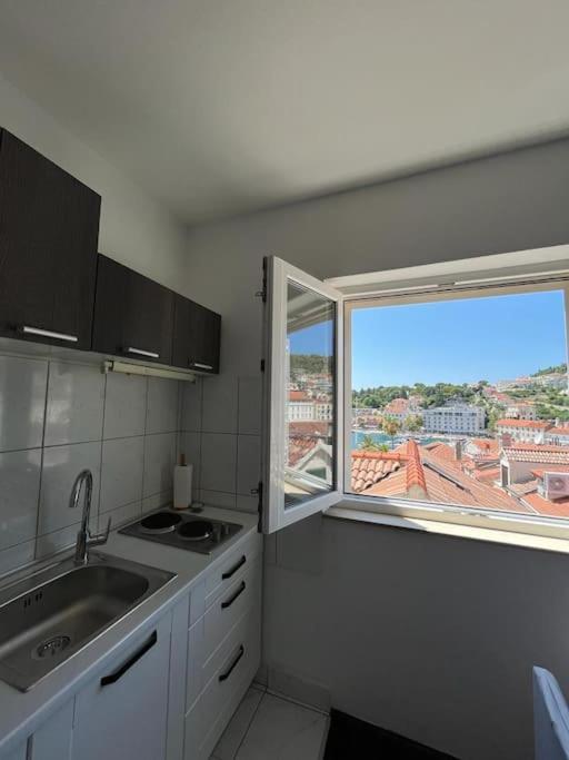 cocina con fregadero y ventana grande en Apartment Antonijo en Hvar