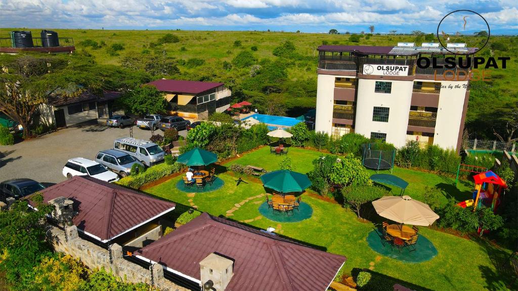 una vista aérea de un hotel con un patio con sombrillas en Olsupat Lodge en Nairobi