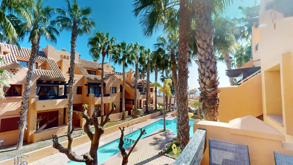 obraz ośrodka z palmami i basenem w obiekcie Holidoo Beach Haven w mieście Los Alcázares