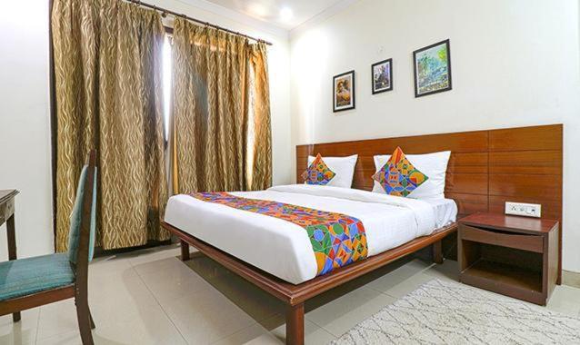 een slaapkamer met een groot bed en een raam bij TIPSYY INN 020 in Gurgaon
