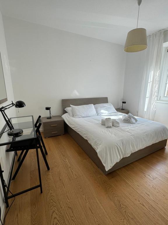 um quarto com uma cama, uma secretária e um candeeiro em ROMOLO 24-TRIESTE CENTER em Trieste