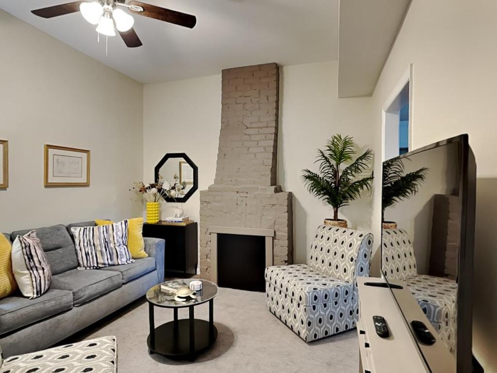 sala de estar con sofá y chimenea en Barnard Row 1406 en Savannah