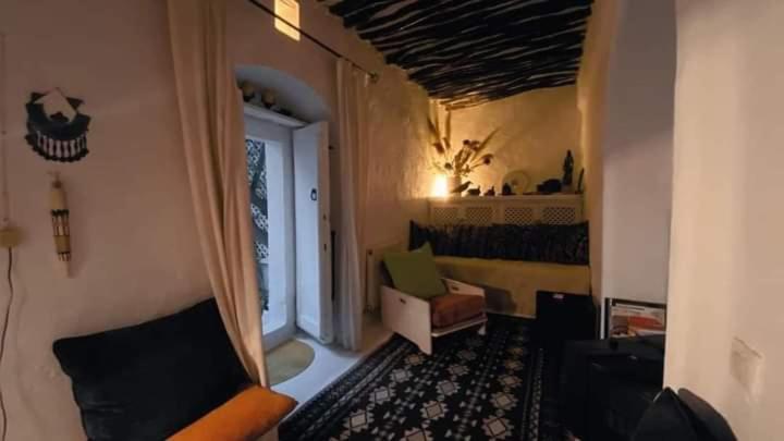Dar Essarouel Hammamet في الحمامات: غرفة معيشة مع أريكة ونافذة