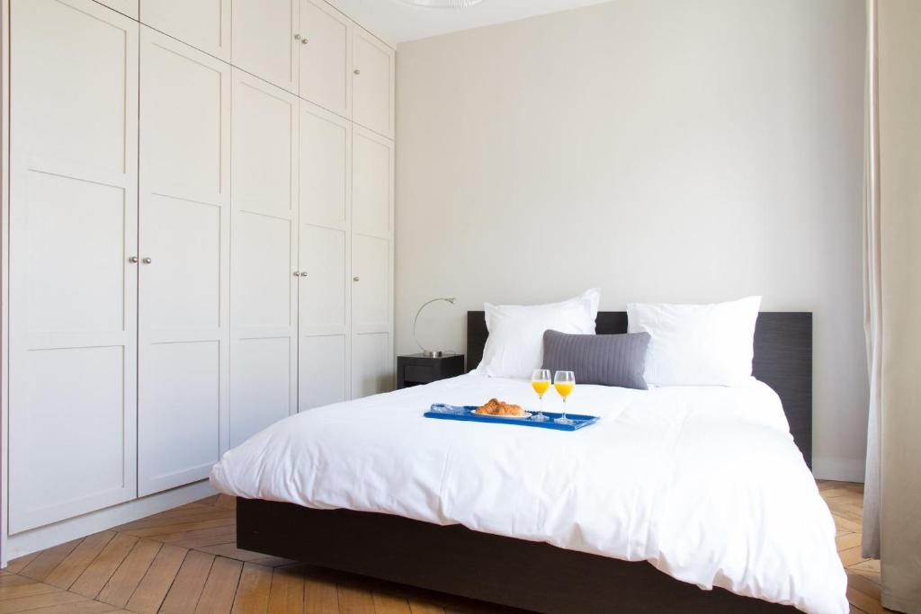 Una cama o camas en una habitaci&oacute;n de Francs Bourgeois - Marais - CityApartmentStay