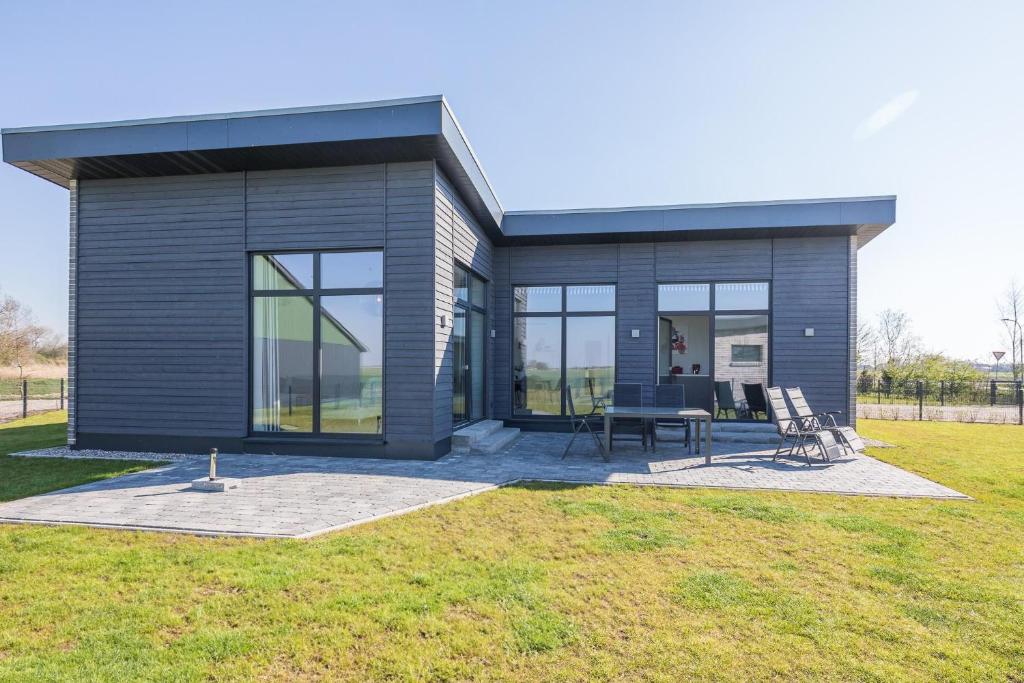 a small house with a table and chairs in a yard at Georgs Huis in Neukirchen