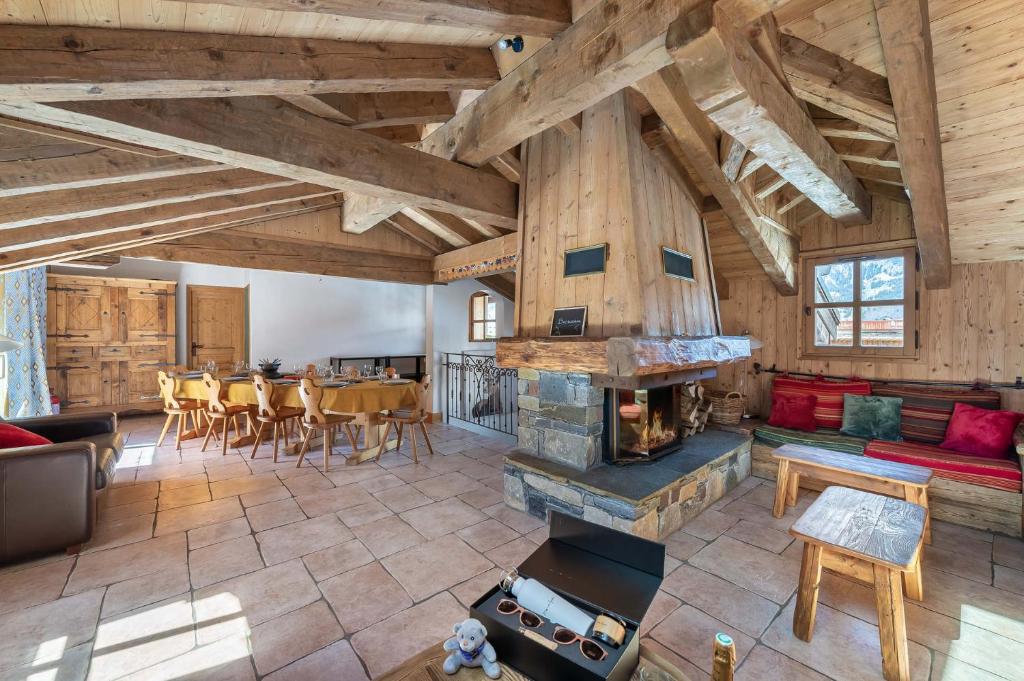 una sala de estar abierta con chimenea en una casa en Chalet K120 - Village du Praz - Courchevel, en Courchevel
