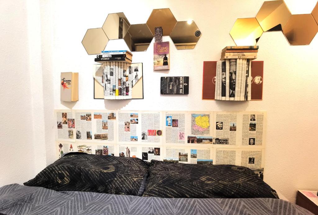 ein Schlafzimmer mit einem Bett und Plakaten an der Wand in der Unterkunft Ganga Room 1 in Bilbao