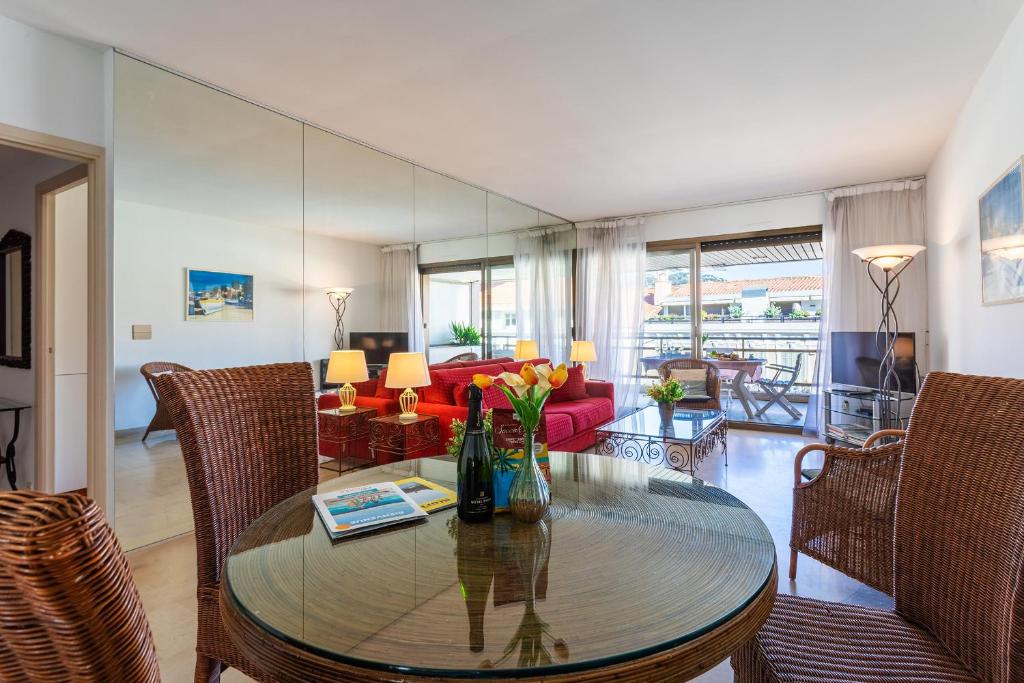 un salon avec une table et un canapé rouge dans l'établissement Residence Gray d'Albion 2P BLA584, à Cannes