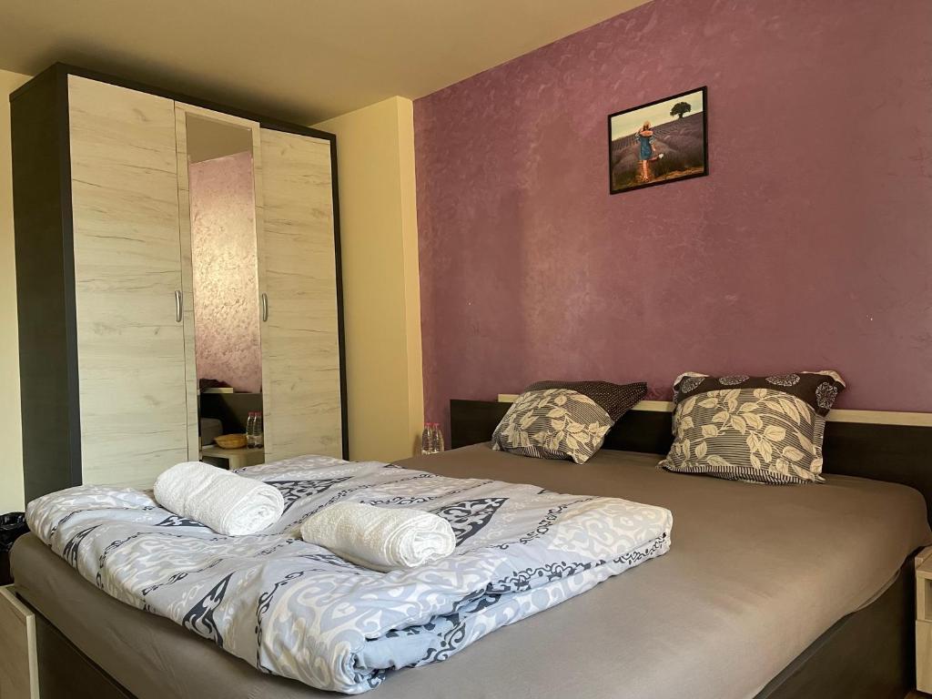 1 cama con almohadas en el dormitorio en Cloud 9 Hostel en Plovdiv