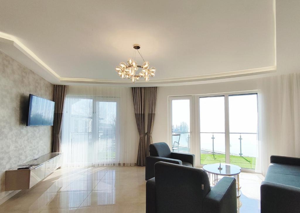 A television and/or entertainment centre at Royal Martin's Apartment