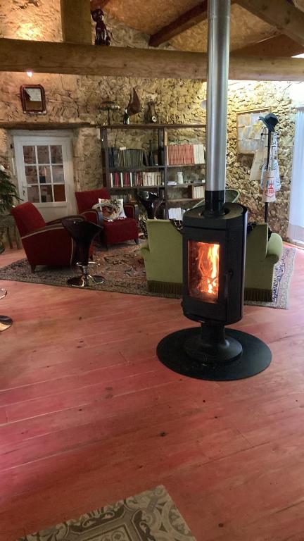 - un poêle à bois dans une pièce avec un salon dans l'établissement Loft atypique, à Saint-Montan
