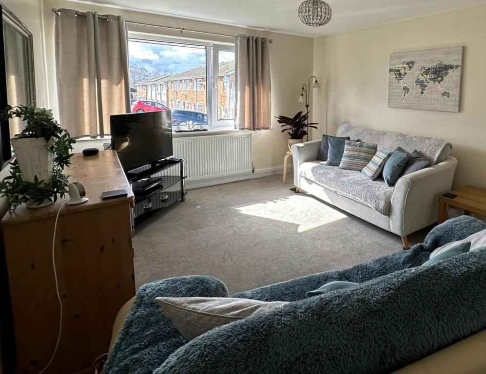 a living room with a couch and a tv at 2-Bed Apartment in Coleshill in Birmingham