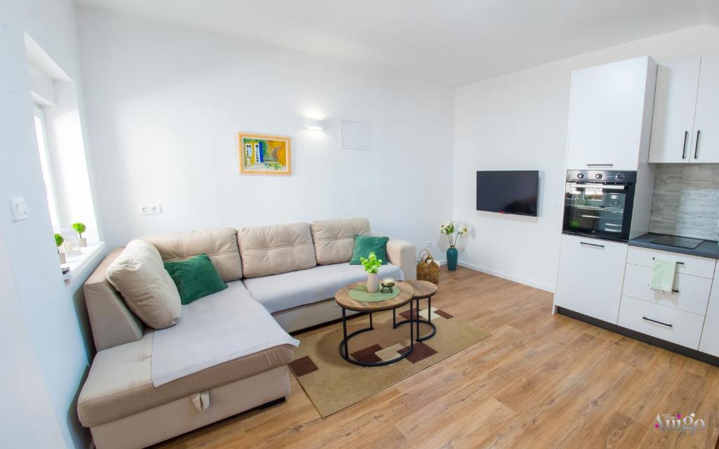 sala de estar con sofá y mesa en Apartment Novax - Free Parking, en Mostar