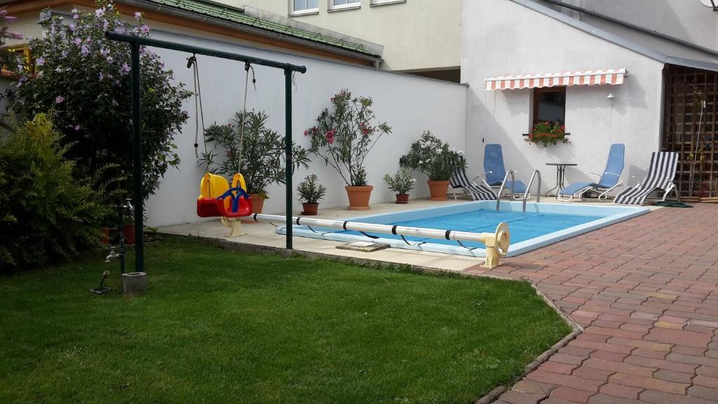 Bazén v ubytování Landhaus zum Siebenschläfer nebo v jeho okolí