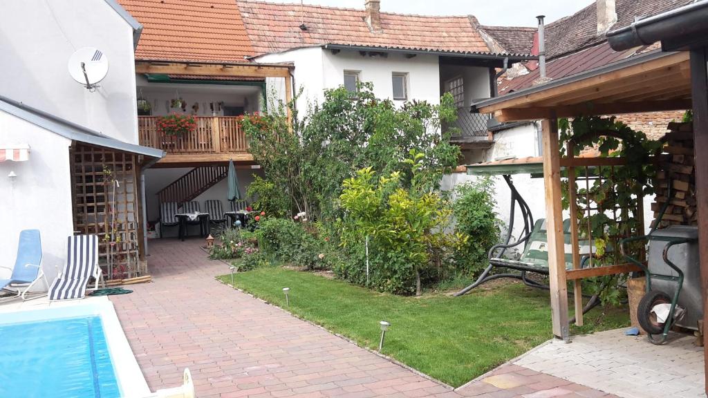 Bazén v ubytování Landhaus zum Siebenschläfer nebo v jeho okolí