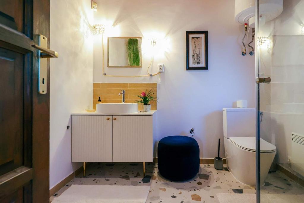 uma casa de banho com um lavatório e um WC em Kisház em Gárdony