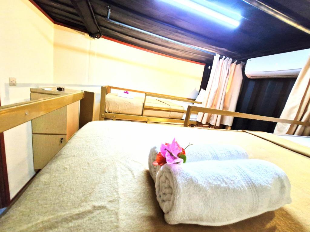 Postel nebo postele na pokoji v ubytování Karcof Container Hostel