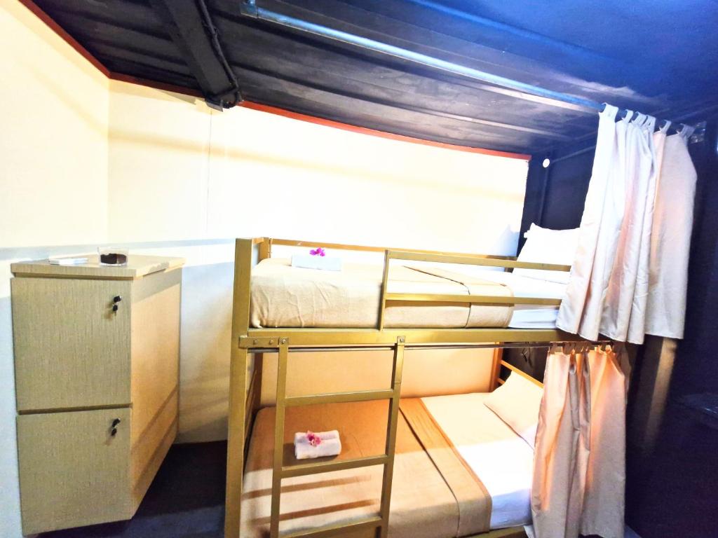 Palanda nebo palandy na pokoji v ubytování Karcof Container Hostel