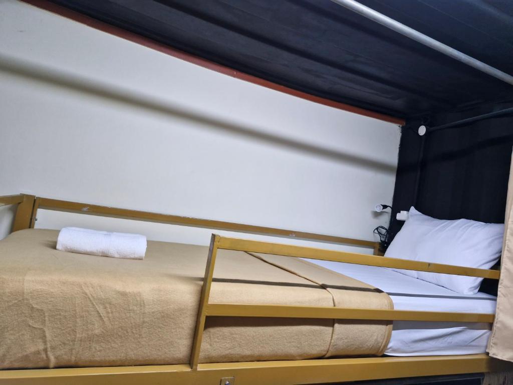 Postel nebo postele na pokoji v ubytování Karcof Container Hostel