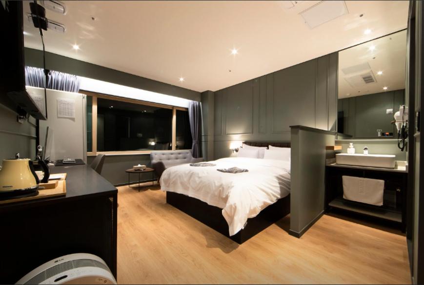 Кровать или кровати в номере Incheon Browndot Hotel Nonhyeon Soraepogu