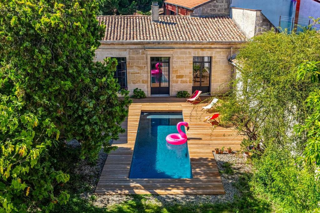 - une vue sur la piscine avec des flamants roses dans l'établissement La Dépendance - Piscine & Jardin dans Bordeaux, à Bordeaux
