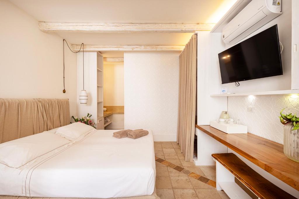 TV a/nebo společenská místnost v ubytování Masseria Bandino & Spa