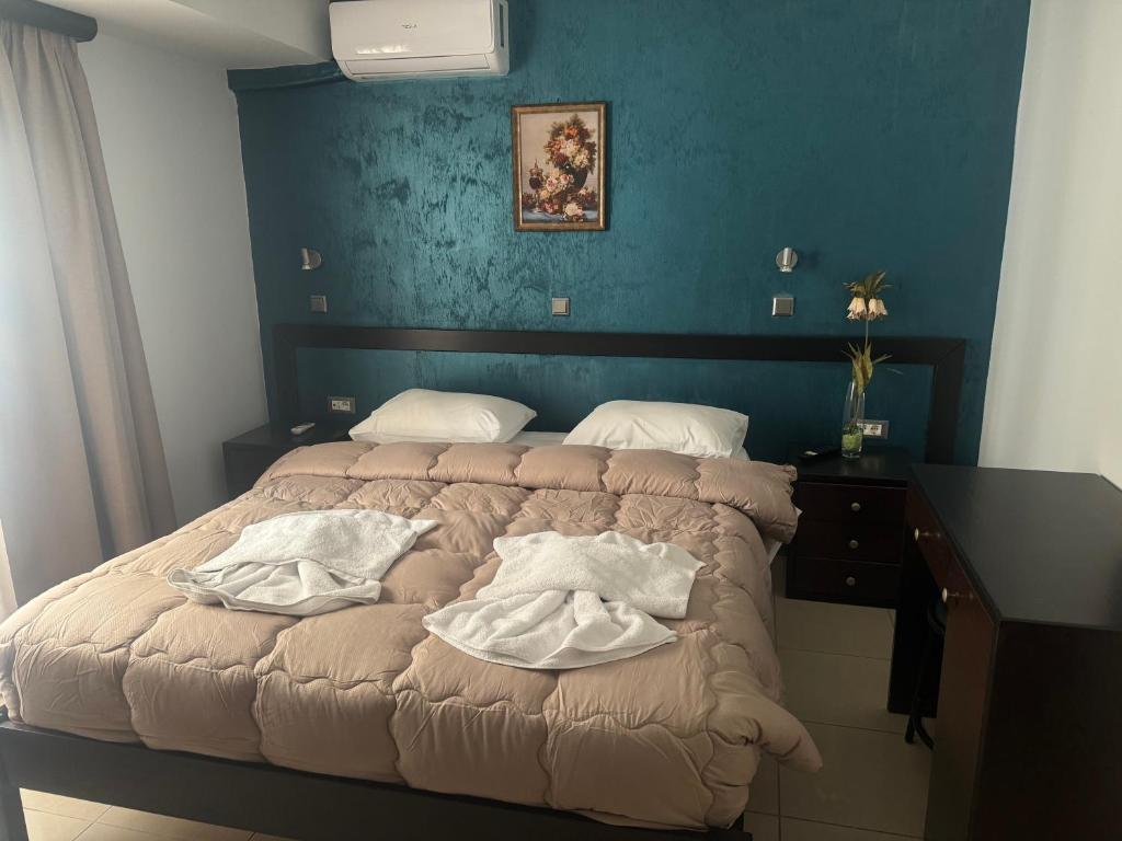 1 dormitorio con 1 cama con 2 almohadas en Comfort Hotel Apartments, en Rodas