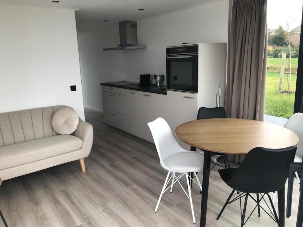 Kuchyň nebo kuchyňský kout v ubytování Uniek overnachten in een Tiny House op de Appelhof