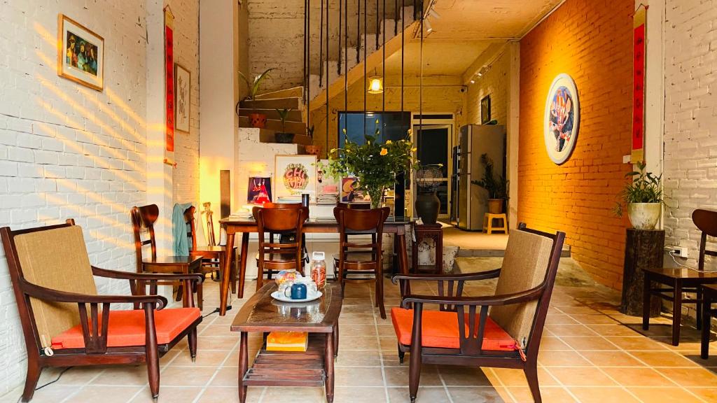un ristorante con tavoli e sedie in una stanza di May's house (Nhà của Mây) a Hanoi