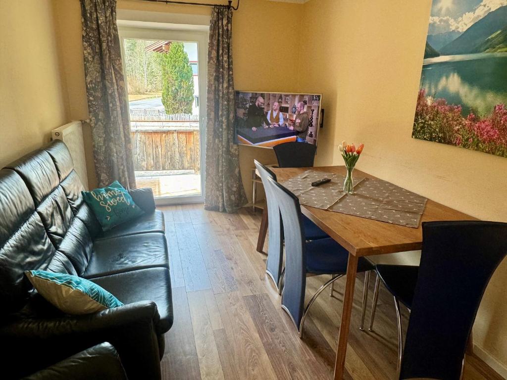 Televízia a/alebo spoločenská miestnosť v ubytovaní Alpenlodge, Ferienwohnung 3
