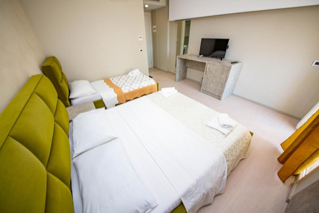 Hotel Miki - Deluxe Triple Room