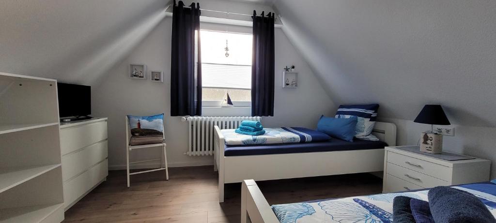 una piccola camera con due letti e una finestra di Ankerseele a Hage