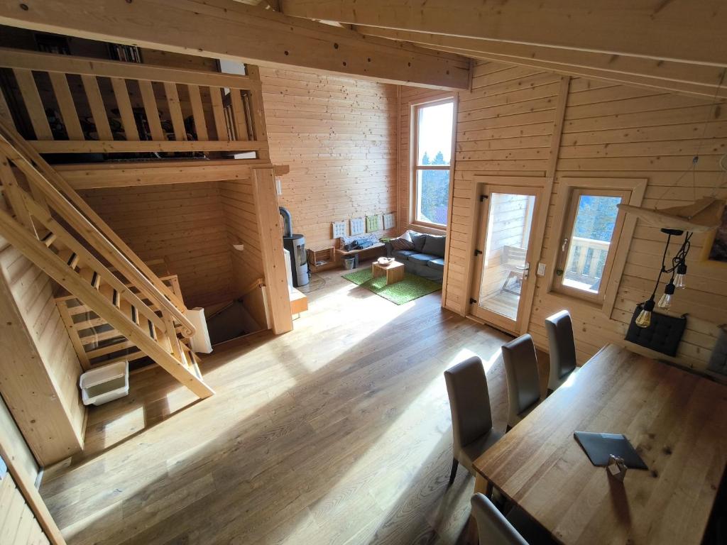 ein Zimmer aus Holz mit einem Tisch und einer Treppe in der Unterkunft Bergliebe Klippitztörl in Klippitztorl