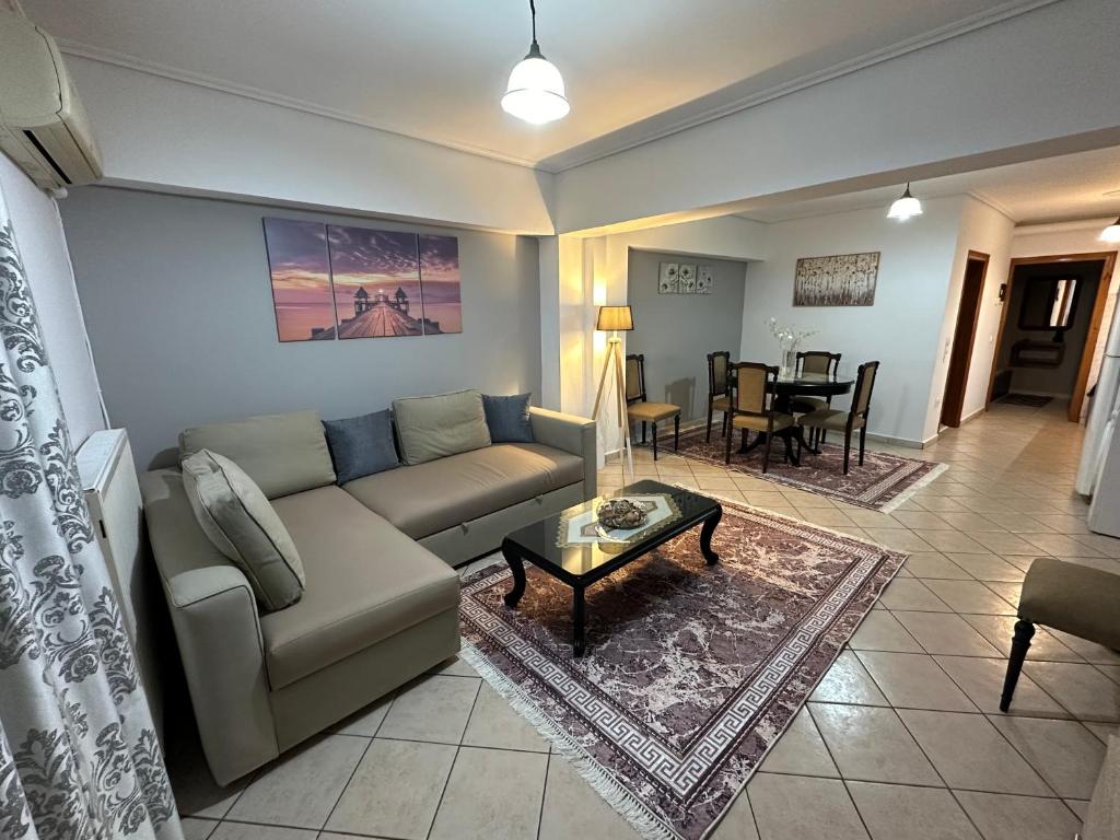 uma sala de estar com um sofá e uma mesa em Bratis House 3 em Vartholomión