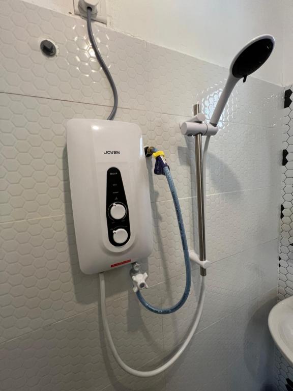 una ducha en un baño con una manguera conectada en Kicauan RoomStay #1 Kuala Berang-Free WiFi & Netflix for 2 Pax, en Kuala Berang