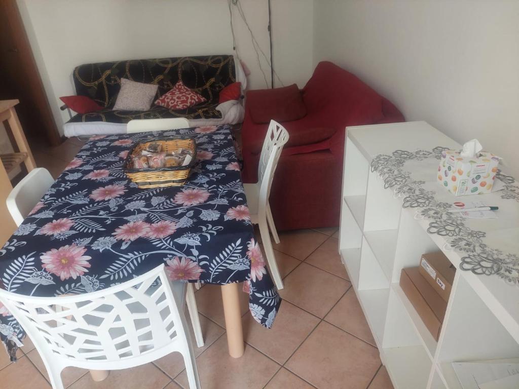 una camera con tavolo e divano di Alloggio Turistico Artu' a Rovigo