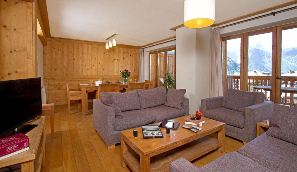 a living room with couches and a table at Cortina - 51 - Appart spacieux - 10 pers in Les Deux Alpes