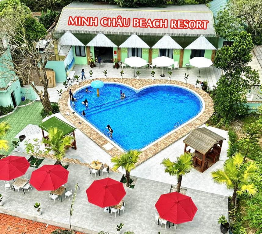 una vista aérea de una piscina en un complejo en Minh Chau Beach Resort en Quang Ninh