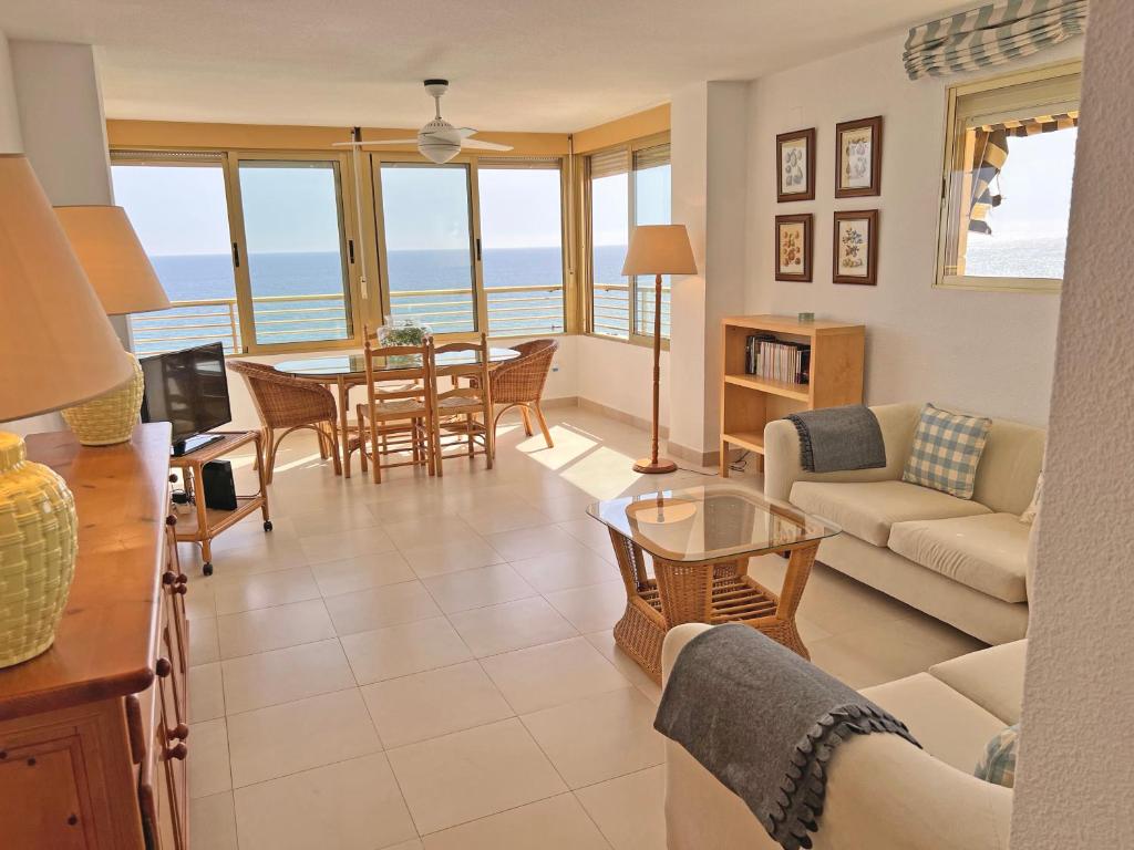 uma sala de estar com um sofá e uma mesa em Oasis Frente al Mar. Parking Gratis em El Campello
