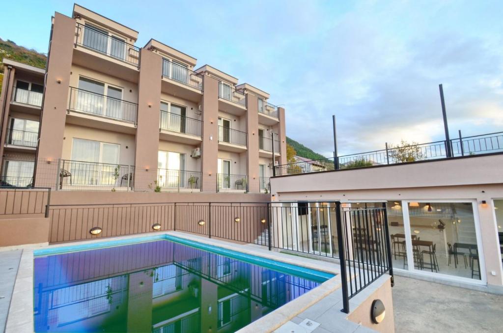 uma piscina em frente a um edifício em Residence Spa Apartments DUB em Kotor