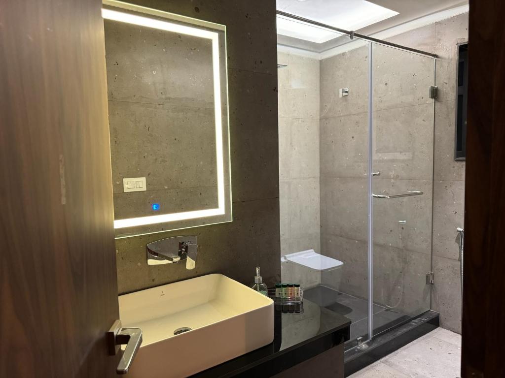 Bilik mandi di Ashirvad Homestay Varanasi