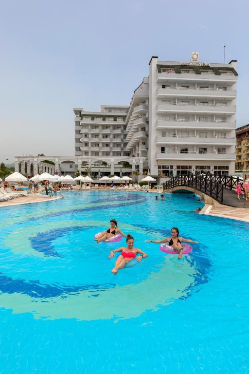 Bazén v ubytování Holiday Garden Resort- Ultra All İnclusive nebo v jeho okolí