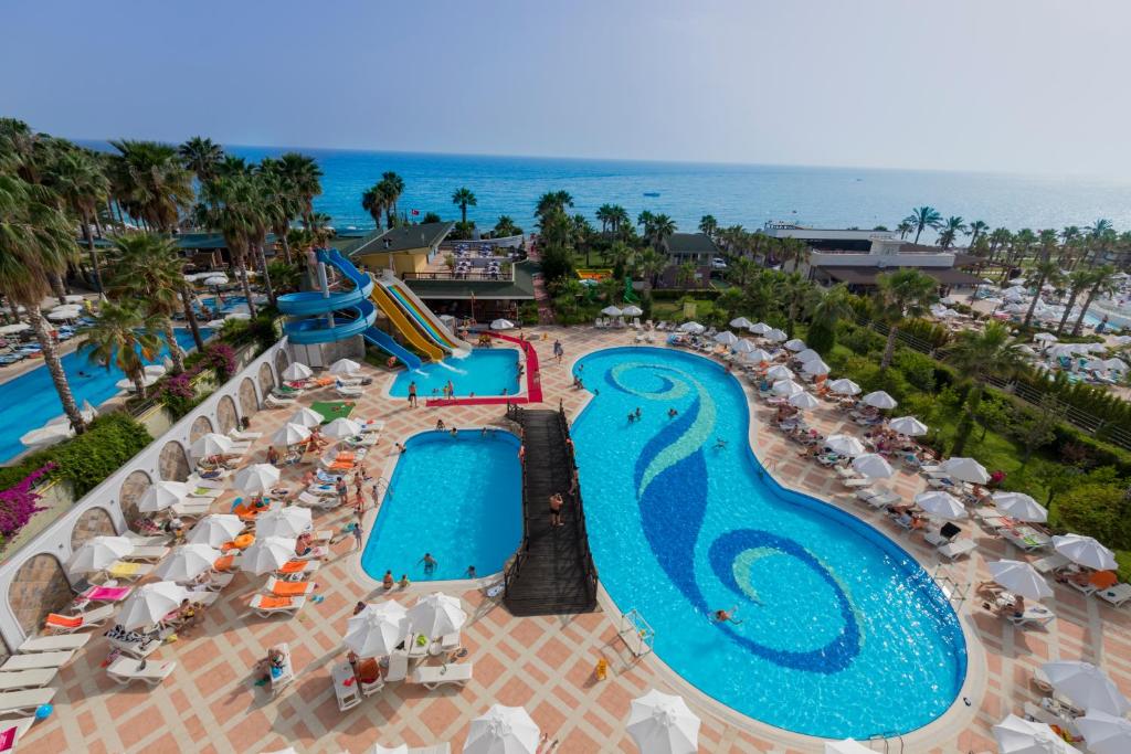 Bazén v ubytování Holiday Garden Resort- Ultra All İnclusive nebo v jeho okolí