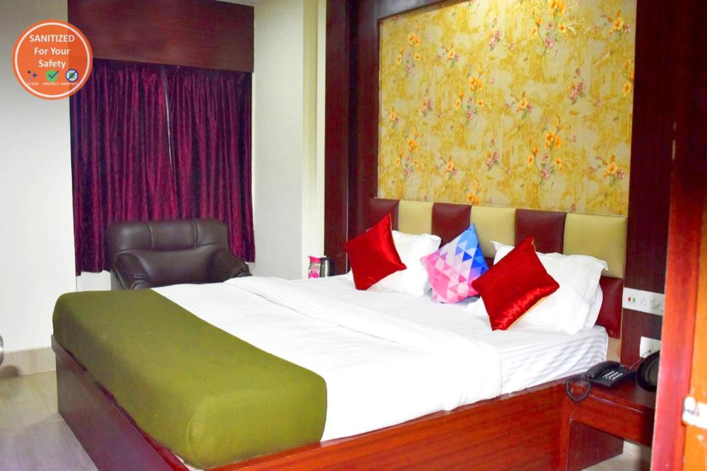 Un ou plusieurs lits dans un hébergement de l'établissement Hotel Gouri Palace Puri