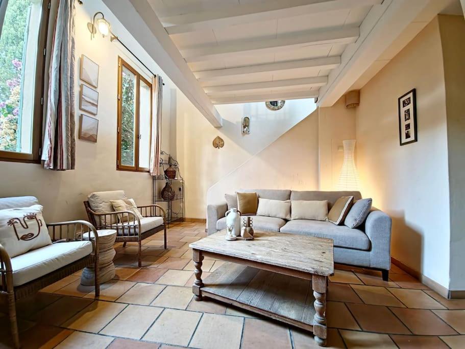 ein Wohnzimmer mit einem Sofa und einem Couchtisch in der Unterkunft Maison au pied des Alpilles - Paradou in Paradou
