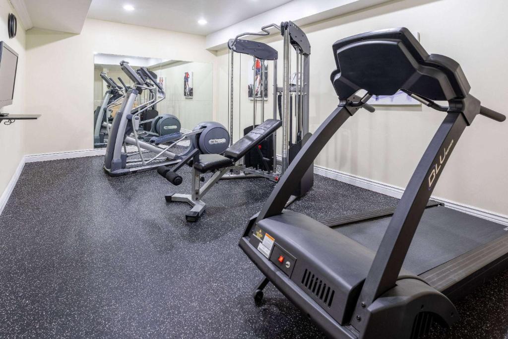 Fitness centrum a/nebo fitness zařízení v ubytování Baymont by Wyndham Budd Lake