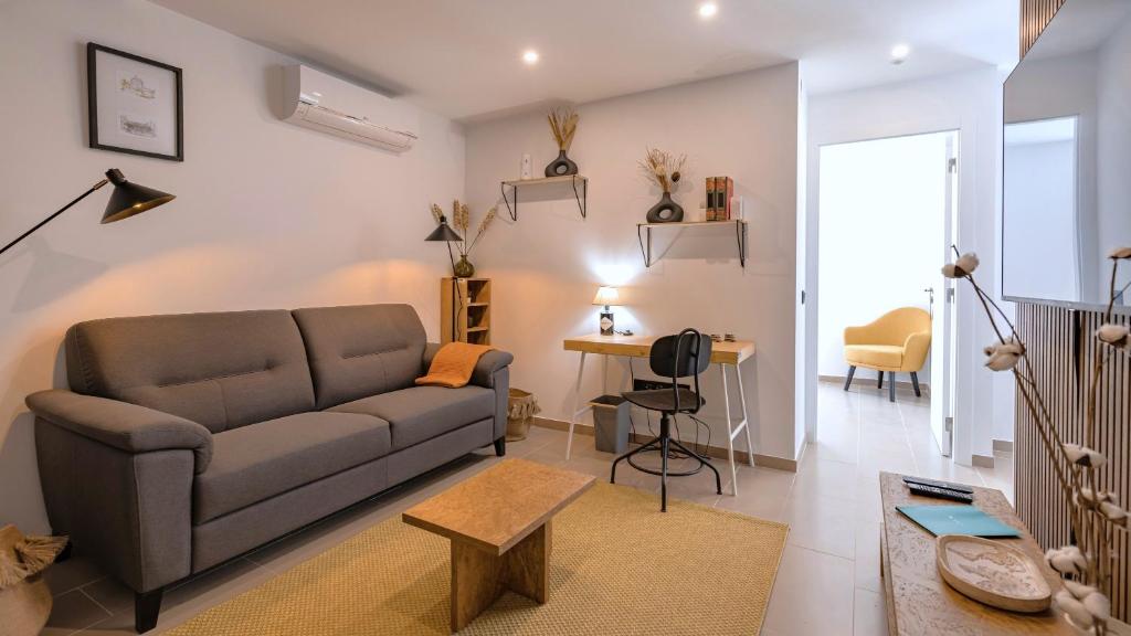 sala de estar con sofá y mesa en Amazing 3BDR Duplex in Lisbon by LovelyStay, en Lisboa